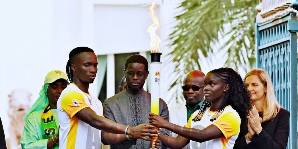 JOJ Dakar 2026 : la flamme olympique réceptionnée par Bassirou Diomaye Faye